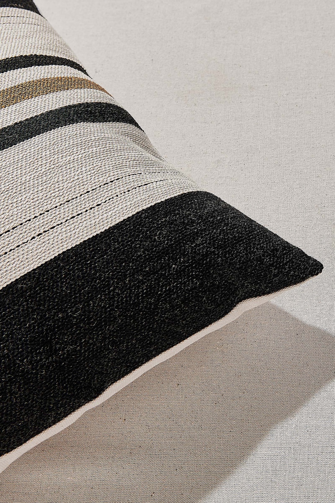 Siyah Çizgi Yastık 44x44 cm