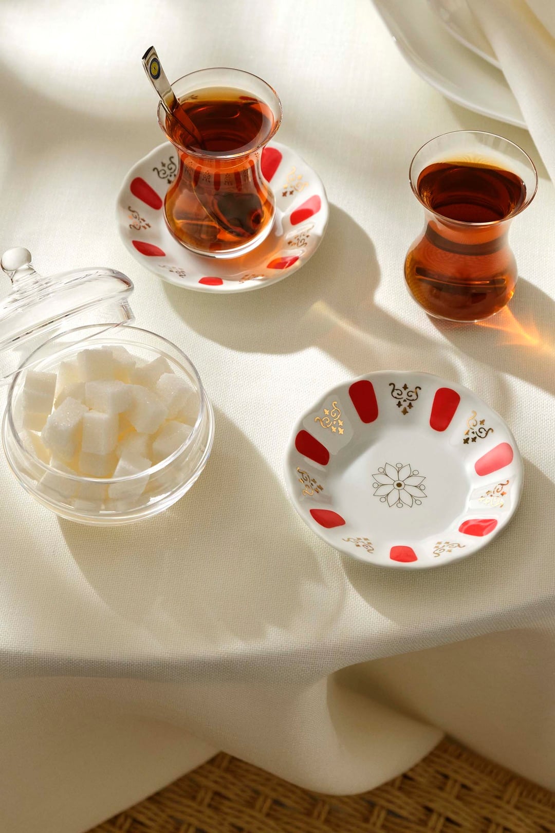 Klasik Porselen Acem Çay Tabağı Kırmızı