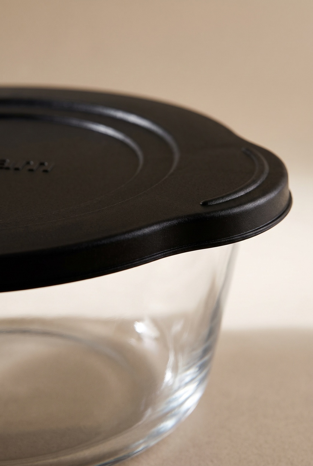 Plastik Siyah Kapaklı Saklama Kabı 1.4 L